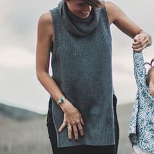 Forever 21 Sleeveless Turtleneck Small